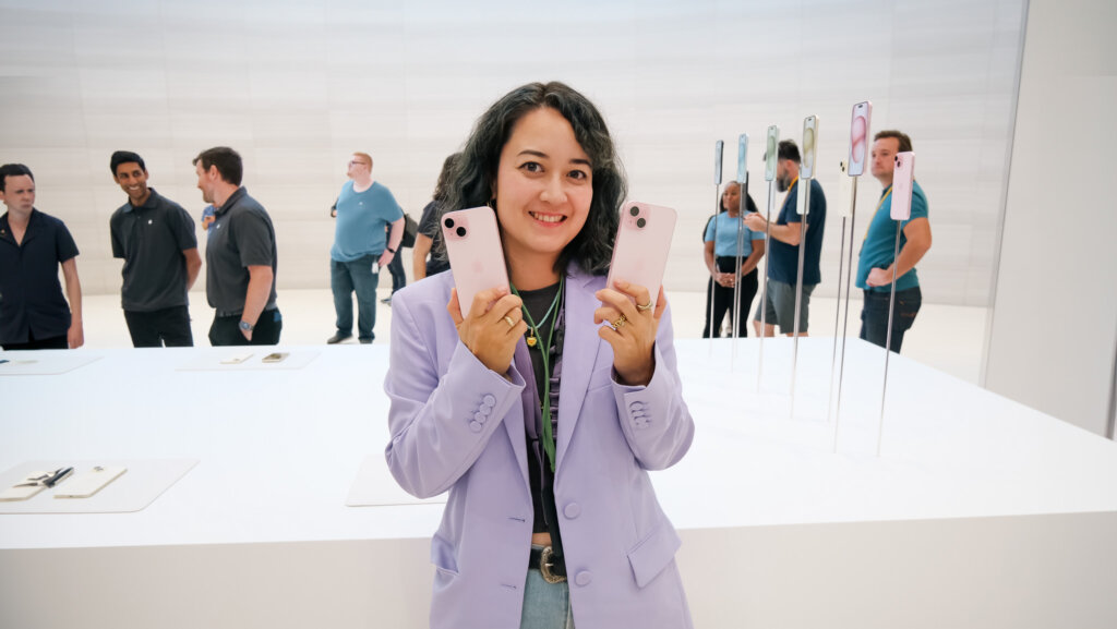 Yuka Ohishi holding 2 iPhones